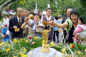 불기 2548년 부처님 오신날 봉축 법요식이 제주불교본사 관음사에서 열린 가운데 불자들이 욕불식을 하고 있다. 