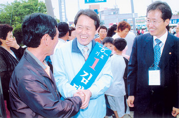 한나라당 김태환 후보가 31일 성산읍ㆍ구좌읍 민생투어를 통해 '준비된 도지사'로서의 자신의 지지를 당부하고 있다. 