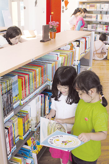 지난달 5일 개관한 '기적의 도서관'이 학부모 및 어린이들로부터 인기를 얻고있는 가운데 오는 7월1일부터 1인당 3권씩 대출범위를 늘리기로 했다. 