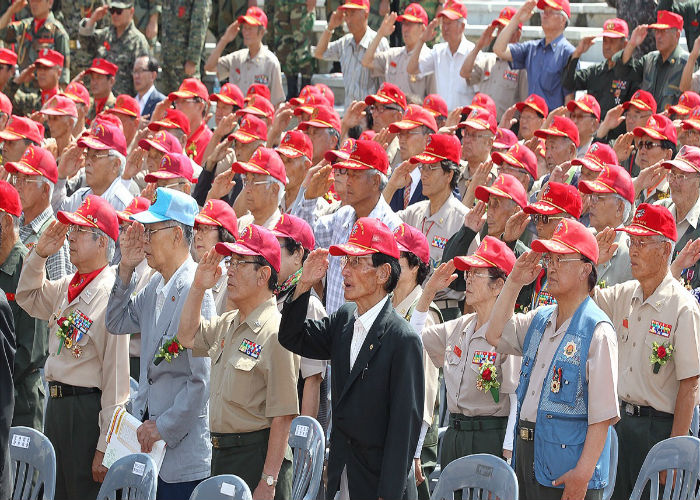 제주 해병대의 날 기념식이 1일 제주시 탑동해변공연장에서 열려 참가자들이 국민의례를 하고 있다.
