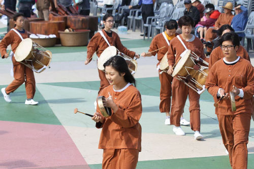 제53회 탐라문화제가 제주시 탑동광장 일원에서 열리고 있는 가운데 학생민속예술축제 중등부 경연에서 아라중학교 학생들이 경연을 하고 있다.