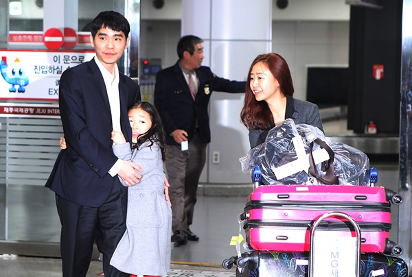 이세돌 9단이 아내 김현진씨, 딸 혜림 양과 함께 제주국제공항에 게이트를 나서고 있다. 박민호 기자.