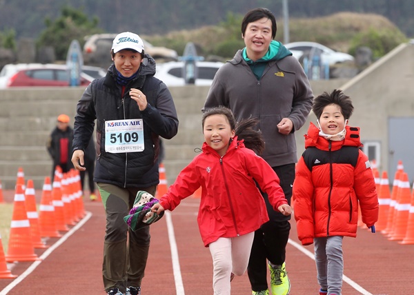 아이들과 결승선으로 향하는 참가자들.