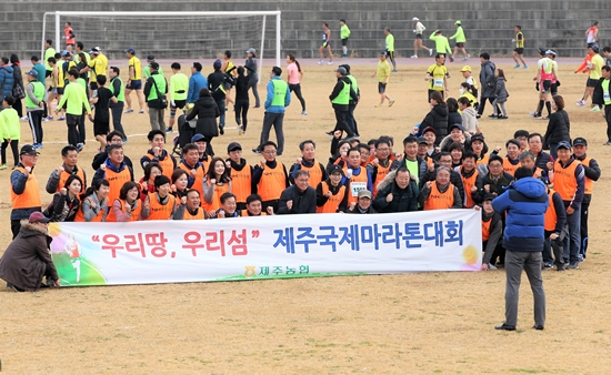 농협은행 참가자들이 기념사진을 찍고 있다. 박민호 기자