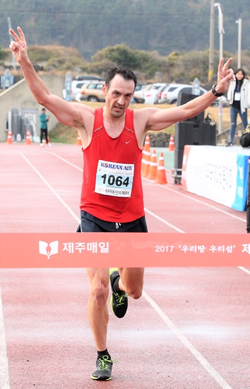 남자일반부 10km에서 우승을 차지한 아담 맥큐 선수. 박민호 기자