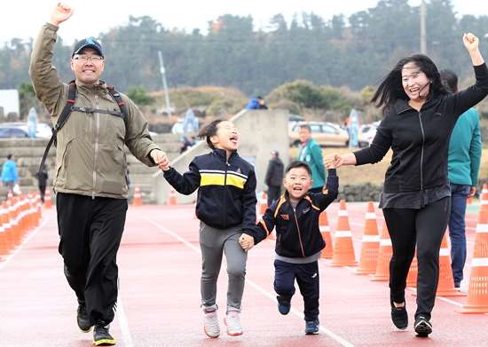 경기를 무사히 마친 한 가족이 밝은 표정으로 운동장을 달리고 있다. 박민호 기자