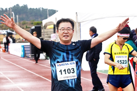 결승선을 통과한 한 참가자가 환호하고 있다. 박민호 기자