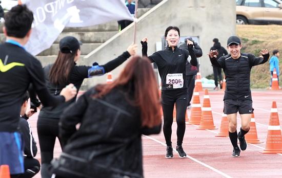 대회 참가자들이 동료들의 응원을 받으며 달리고 있다. 박민호 기자