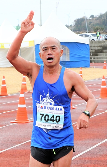 결승선을 향해 달리고 있는 참가자. 박민호 기자