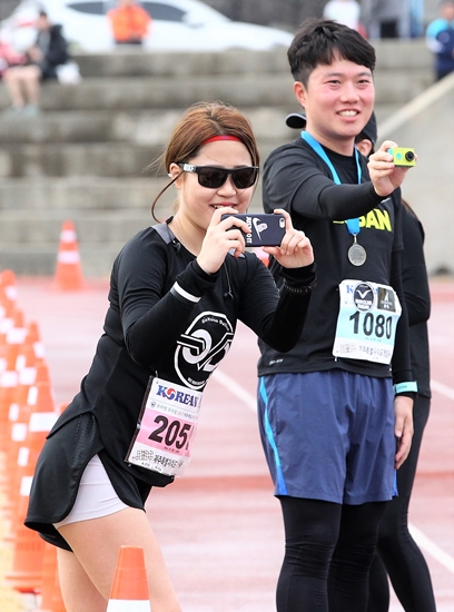 대회 참가자들이 동료들의 경기모습을 카메라에 담고 있다. 박민호 기자
