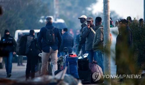 6일 이탈리아 칼라브리아 주의 판자촌 철거 현장에서 이주 노동자들이 짐을 챙긴 채 난민센터 이송을 기다리고 있다. [EPA=연합뉴스]