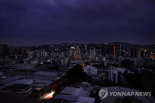 정전으로 암흑으로 돌변한 카라카스 [AFP=연합뉴스]
