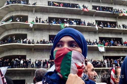 지난 8일 알제리 수도 알제에서 열린 반정부 시위[AFP=연합뉴스]