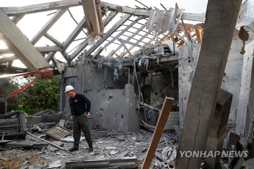 25일 로켓을 맞아 처참히 부서진 이스라엘 미시메렛의 가정집   [AFP=연합뉴스]