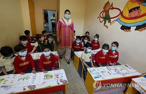 2015년 돼지독감이 크게 유행했을 때 마스크를 쓰고 수업받는 인도 어린이들. [EPA=연합뉴스]