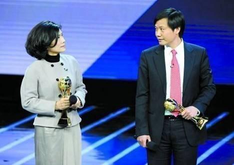 2014년 CCTV 주최 '올해의 중국 경제 인물' 수상식장에서의 둥밍주 거리 CEO(왼쪽)과 레이쥔 샤오미 회장(오른쪽) [신랑재경 홈페이지]