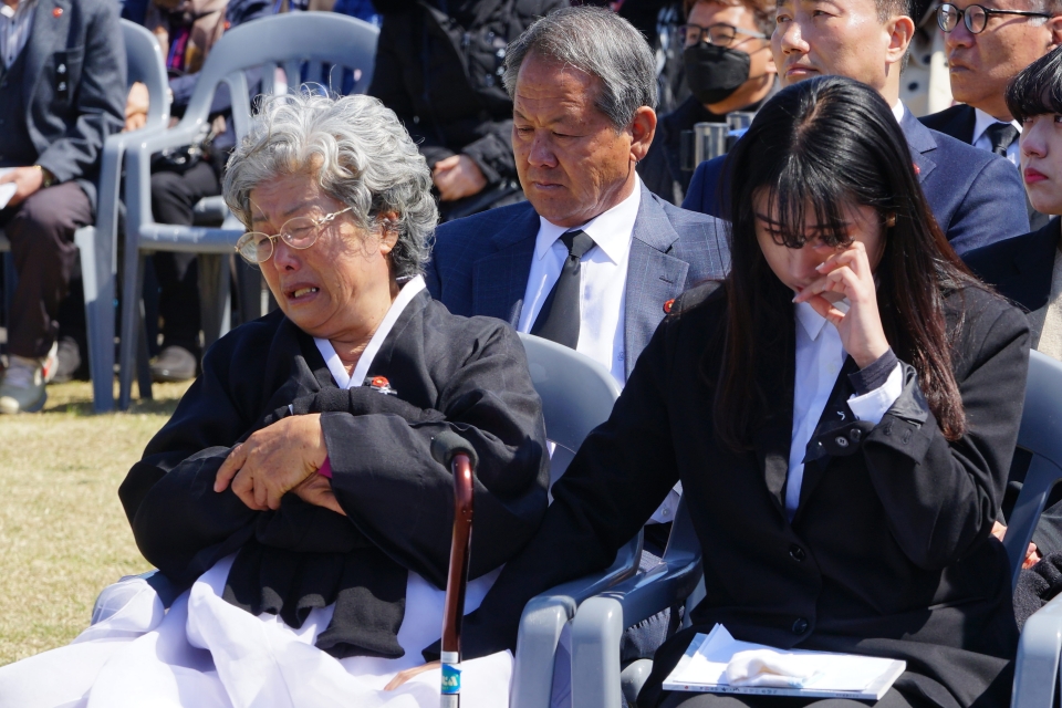 71주년 제주 4·3 희생자 추념식에서 울고 있는 유족 김연옥 할머니와 외손녀 정향신씨