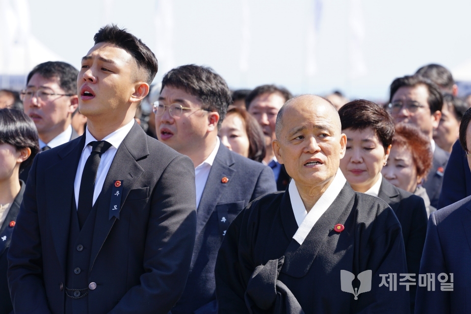 제71주년 제주 4·3 희생자 추념식에 참석한 김용옥 선생(오른쪽)과 유아인.