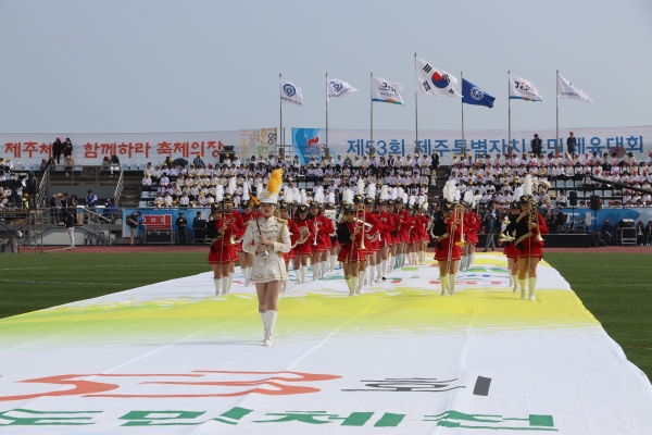 제53회 제주특별자치도민체육대회가 21일 오후 서귀포시 강창학종합경기장에서 3일간의 일정을 마무리했다. 사진은 대회 개막식 모습.