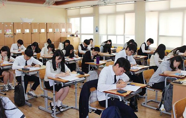 지난 26일 제6회 제주도 상업경진대회에 참가한 학생들이 시험을 치르고 있다.