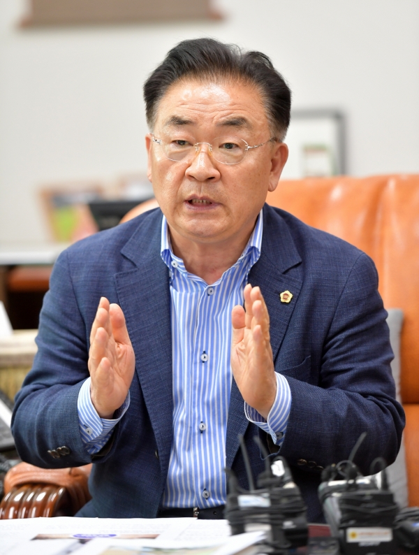 김 의장은 "제2공항은 제주도민을 위하고 제주도민의 결정이 최우선되어야한다"며 "공론화를 통해 결정권을 제주도민에게 돌려주자는 것"이라고 말했다.