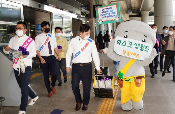 원희룡 도지사가 25일 제주공항에서 마스크 상시 착용 캠페인에 동참했다.