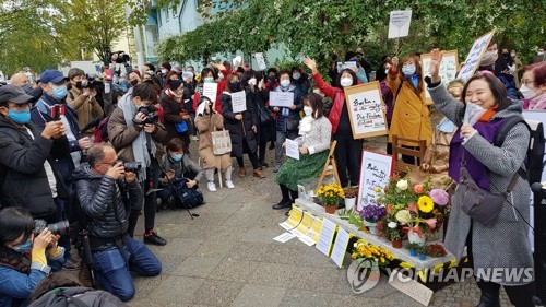 미테구청 앞 '소녀상 철거반대' 시위에서 발언하는 다쎌 미테구청장.