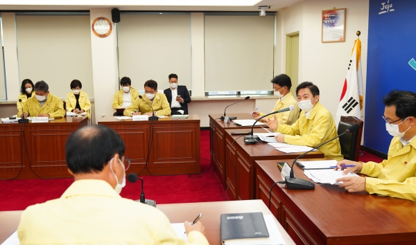 원희룡 지사는 23일 수돗물유충 발생 방지를 위한 관계기관 대책회의를 주재했다.