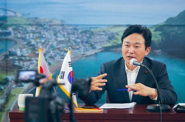 원희룡 지사가 한일해협 연안 시도현교류 화상 지사회의에서 발언하고 있다.