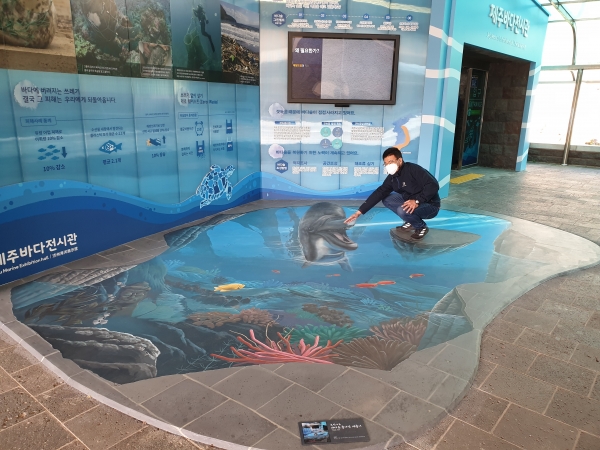제주도민속자연사박물관이 남방돌고래를 테마로 한 포토존을 운영, 관람객들로부터 인기를 얻고 있다.