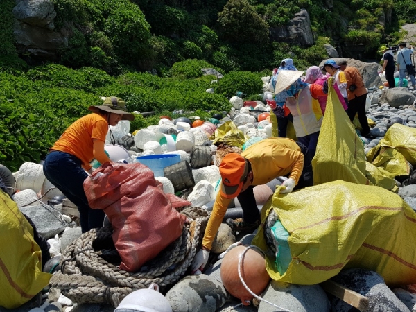 지난해 추자도에서 진행한 해양쓰레기 정화작업.