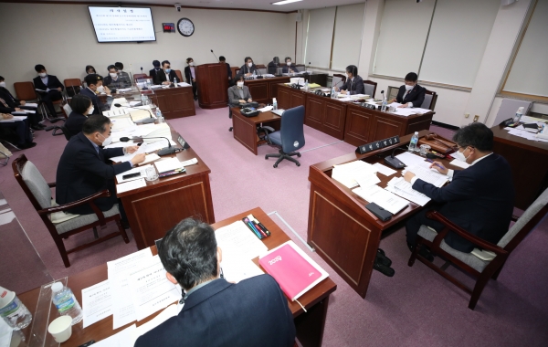 도의회 농수축경제위원회는 24일 농축산식품국에 대하 예산안 심사를 했다.