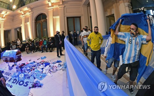 마라도나 시신이 안치된 아르헨티나 대통령궁에 추모인파 [연합]