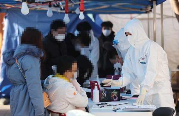 노원구의 한 체육시설에서 총 10명의 신종 코로나바이러스 감염증(코로나19) 확진자가 발생한 가운데 30일 오전 서울 노원구보건소에 마련된 선별진료소에서 시민들이 검사를 받고 있다.