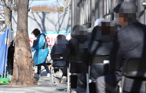 3일 오전 서울 중랑구청 선별진료소에서 시민들이 검사를 받기 위해 대기하고 있다. [연합]