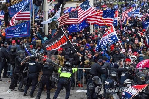 미 의사당에서 충돌하는 트럼프 지지 시위대와 경찰.[연합]