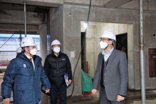 고영권 정무부지사는 26일 건입동 행복주택 건설현장을 방문해 공사상황을 점검하고 관계자들을 격려했다.