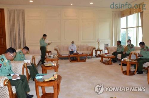 민 스웨(흰옷) 대통령 대행이 민 아훙 흘라잉 최고사령관(왼쪽 세번째) 등 군부 인사들과 회의를 갖고 있다. [연합]