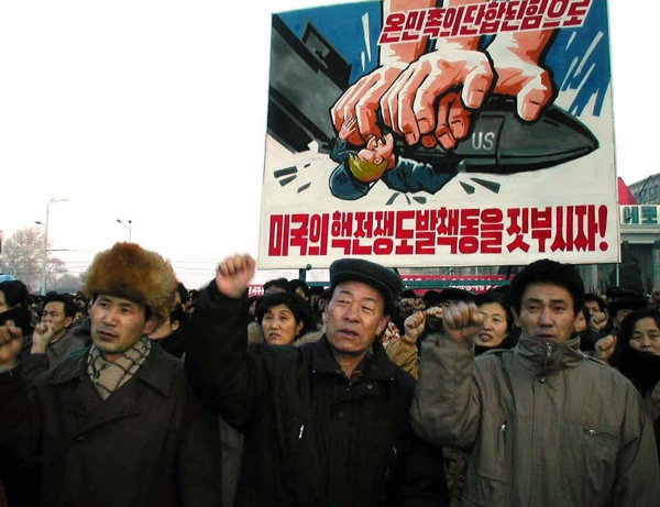 사진은 2003년 1월 11일 평양에서 열린 핵확산금지조약(NPT) 탈퇴 지지 100만명 군중대회 모습. [연합]