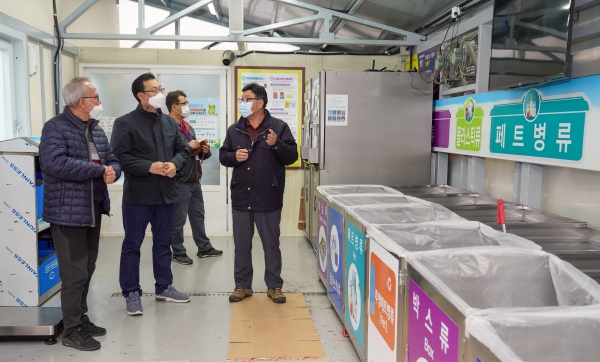 고영권 제주도 정무부지사는 14일 설 명절 생활쓰레기 처리를 위해 집중 운영되고 있는 도남동 재활용도움센터를 방문해 근무자를 격려했다.