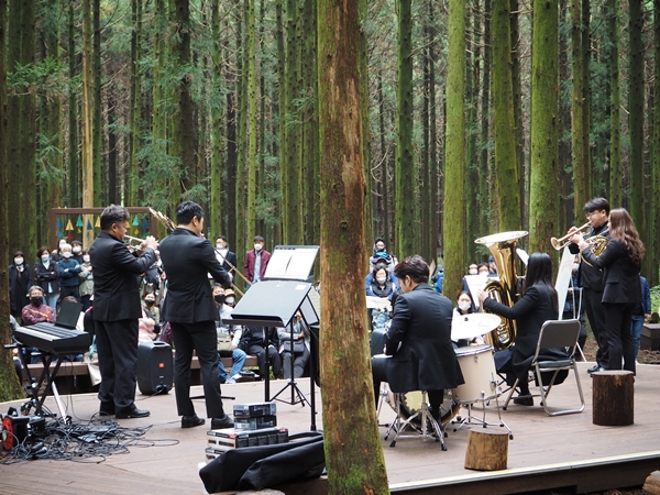 지난해 사려니숲에서 가진 '트래블 인 서귀포' 공연 모습.