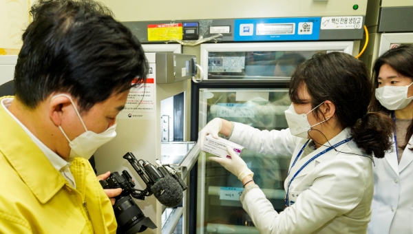 원희룡 지사는 25일 새벽 제주보건소에서 제주항을 통해 들여온 아스트라제네카 백신을 살펴보고 있다.