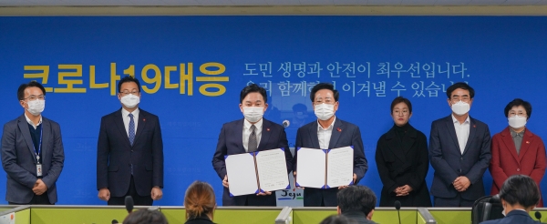 사진은 지난해 12월11일 제주도청 기자실에서 원희룡 도지사와 좌남수 도의장이 '제2공항 도민의견수렴 합의문'에 합의 서명하는 기자회견을 하고 있다.