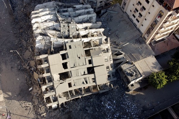 이스라엘군 공습에 무너져내린 가자지구 고층 건물.[연합]