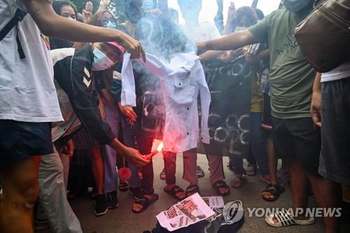 군복 불태우며 군부 쿠데타 규탄하는 미얀마 시위대
