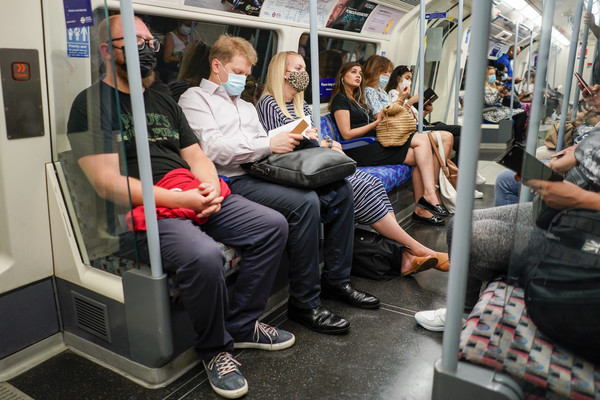 마스크 착용 의무 사라진 날 런던 지하철
