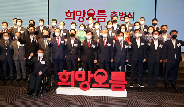 원희룡 지사는 지난 7일 서울 여의도 중소기업중앙회에서 원 지사 지지모임인 ‘희망오름 포럼’을 발족식을 통해 자신이 ‘저평가 우량주’임을 과시했다.