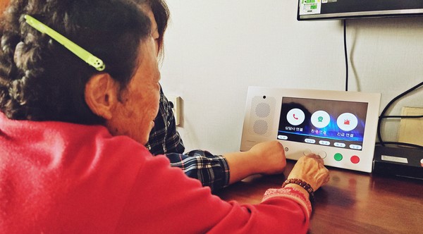 ㈜로하의 ‘소통박스’는 사회복지사를 대신해 홀로 지내는 노인들의 고독감을 달래고 사회와 연결해주는 안심 돌봄기기다.  