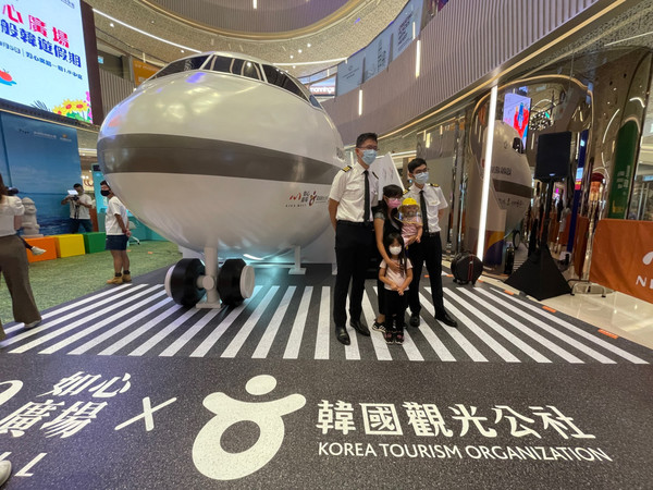 제주행 모의비행기 앞 홍콩인들의 기념촬영. 한국관광공사 제공