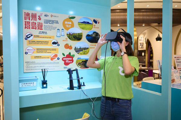 VR기기로 제주 구석구석을 체험해보는 홍콩여행자. 한국관광공사 제공